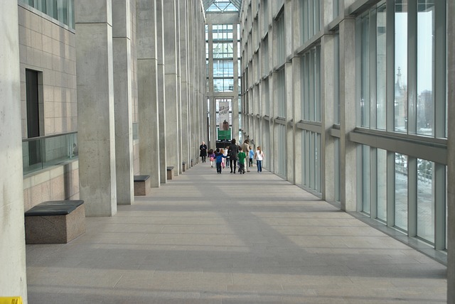 Pohled do chodby moderní galerie