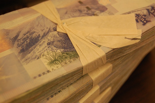 balíčky bankovek převázané stužkou